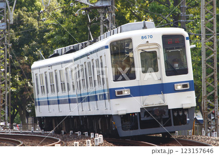 東武スカイツリーラインを行く東武大師線8000系電車（回送列車：北春日部行） 123157646
