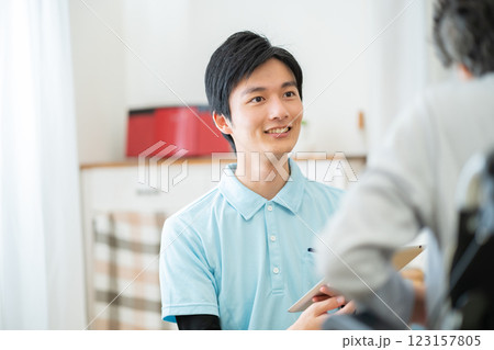 男性介護士とシニア女性　おばあさんと介護士 123157805