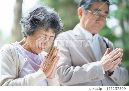 おじいさん、おばあさん、夫婦、お参り、神社、お寺、参拝、合掌、願い、パワースポット、祈願、シニア おじいさん、おばあさん、夫婦、お参り、神社、お寺、参拝、合掌、願い、パワースポット、祈願、シニア 123157809