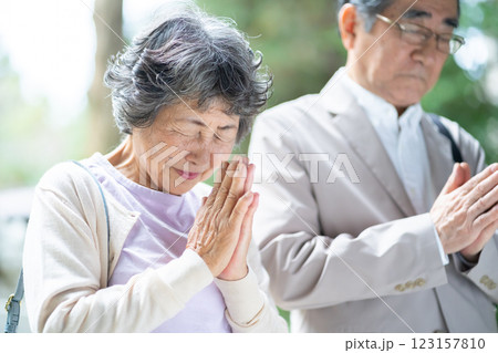 おじいさん、おばあさん、夫婦、お参り、神社、お寺、参拝、合掌、願い、パワースポット、祈願、シニア 123157810