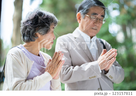 おじいさん、おばあさん、夫婦、お参り、神社、お寺、参拝、合掌、願い、パワースポット、祈願、シニア おじいさん、おばあさん、夫婦、お参り、神社、お寺、参拝、合掌、願い、パワースポット、祈願、シニア 123157811