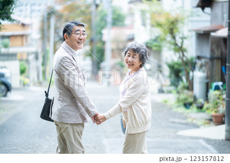 夫婦、シニア、高齢者、おじいさん、おばあさん、願い、祈願、老人、60代、70代、80代、女性、シニア 123157812