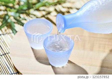 日本酒のイメージ　夏　冷酒 123157852