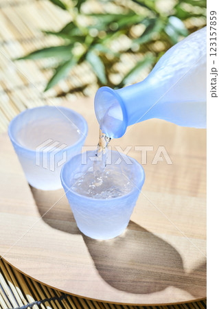 日本酒のイメージ　夏　冷酒 123157859