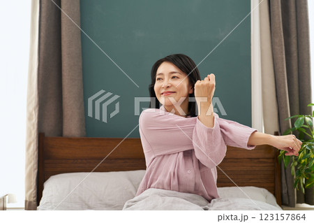 目覚めの良い朝を迎えた女性 123157864