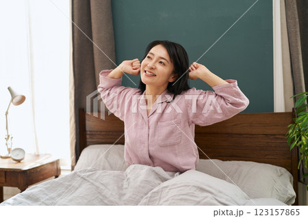 目覚めの良い朝を迎えた女性 123157865
