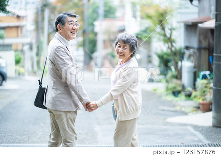 夫婦、シニア、高齢者、おじいさん、おばあさん、願い、祈願、老人、60代、70代、80代、女性、シニア 夫婦、シニア、高齢者、おじいさん、おばあさん、願い、祈願、老人、60代、70代、80代、女性、シニア 123157876