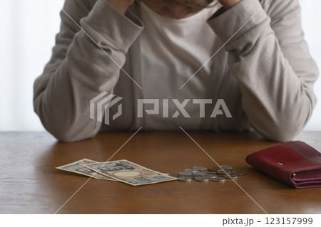 財布に残った現金をテーブルにばら撒く　自然光 123157999