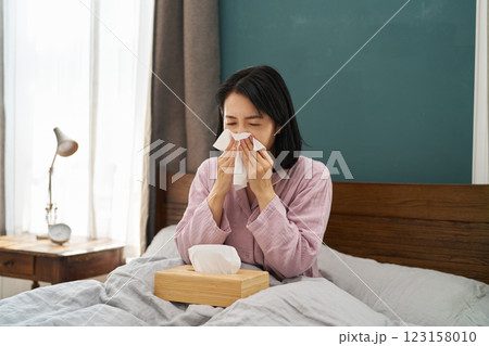 鼻をかむ女性 鼻をかむ女性 123158010