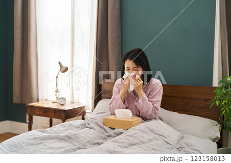 鼻をかむ女性 鼻をかむ女性 123158013