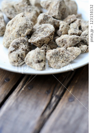 沖縄多良間島産のカチ割り黒糖 固形黒糖 沖縄多良間島産のカチ割り黒糖 固形黒糖 123158132