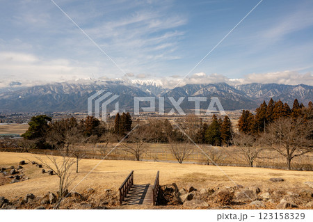 冬の公園から見る北アルプスの山並み 長野県安曇野市 冬の公園から見る北アルプスの山並み 長野県安曇野市 123158329