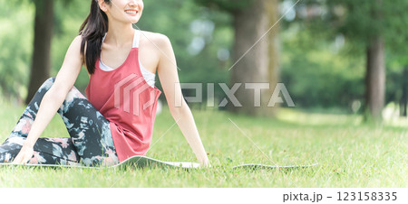 新緑の公園でヨガ教室をする女性（パークヨガ・ストレッチ・ピラティス） 123158335