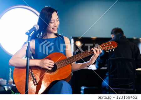 ステージでギターとピアノでセッションする男女 123158452
