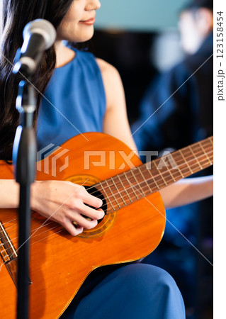 ステージでギターとピアノでセッションする男女　顔無し 123158454