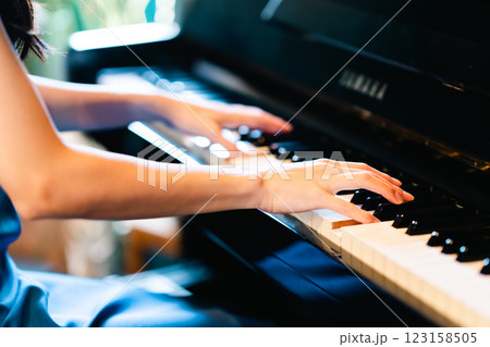 ピアノを弾く若い女性　顔無し 123158505