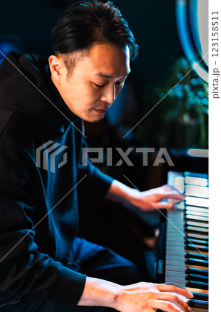 ナイトクラブでピアノの生演奏をする男性 ナイトクラブでピアノの生演奏をする男性 123158511