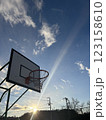 太陽に照らされるバスケットボールのゴール 123158610