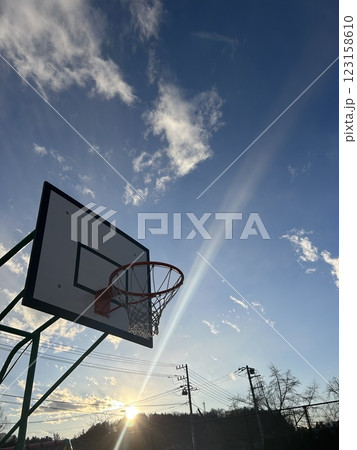 太陽に照らされるバスケットボールのゴール 123158610