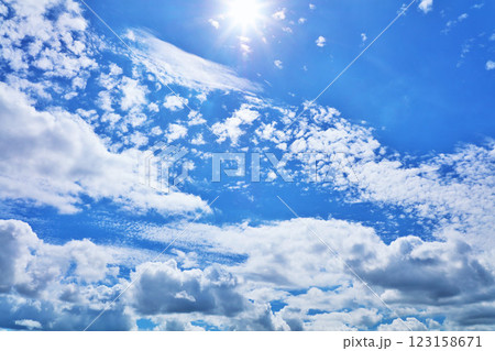 夏の青空と雲 そして太陽 夏の青空と雲 そして太陽 123158671