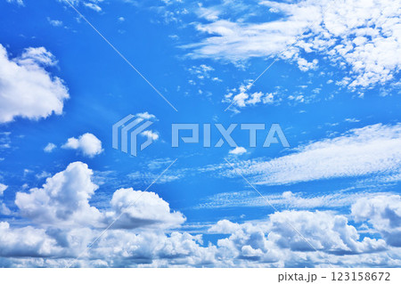 夏の青空と雲 123158672