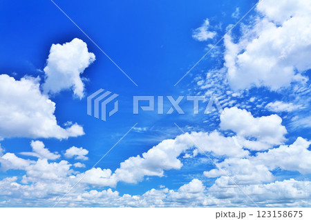 夏の青空と雲 夏の青空と雲 123158675
