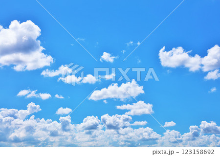 夏の青空と雲 夏の青空と雲 123158692