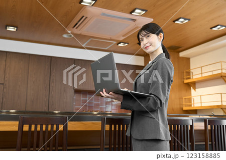 飲食店でパソコンを見るスーツを着た女性 123158885