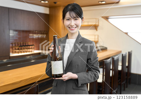 お酒の営業をするビジネスウーマン お酒の営業をするビジネスウーマン 123158889