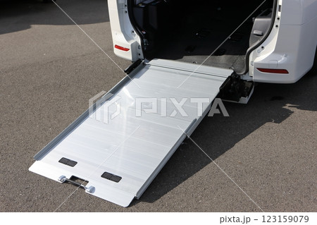 福祉車両のスロープ 123159079