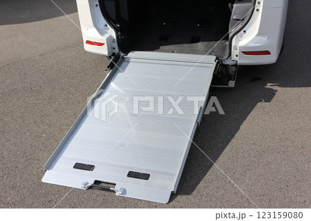 福祉車両のスロープ 123159080