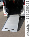 福祉車両のスロープ 123159081