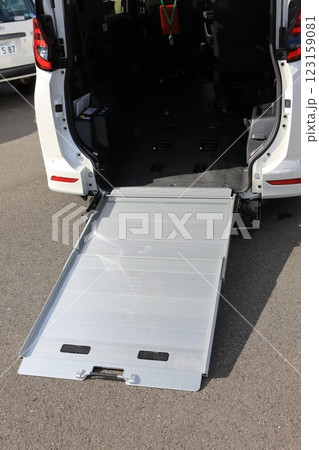 福祉車両のスロープ 福祉車両のスロープ 123159081