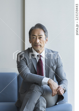 カメラ目線の60代の男性　ポートレート 123159443