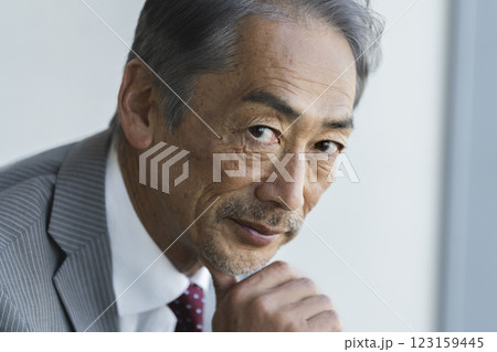 カメラ目線の60代の男性　ポートレート 123159445