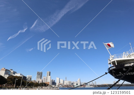 鮮やかな横浜の空 123159501