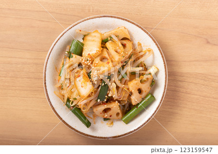 蓮根ともやし　細ねぎ　辛味和え 123159547