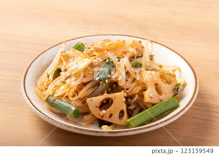 蓮根ともやし 細ねぎ 辛味和え 蓮根ともやし 細ねぎ 辛味和え 123159549
