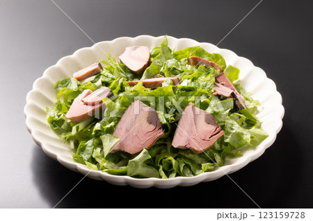 かつお　焼きなまり節　サラダ 123159728