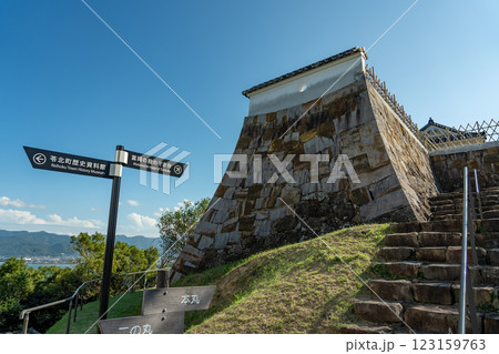 熊本県天草郡苓北町 天草四郎が率いる一揆軍の猛攻撃にも落城しなかった天然の要害である富岡城の石垣 熊本県天草郡苓北町 天草四郎が率いる一揆軍の猛攻撃にも落城しなかった天然の要害である富岡城の石垣 123159763