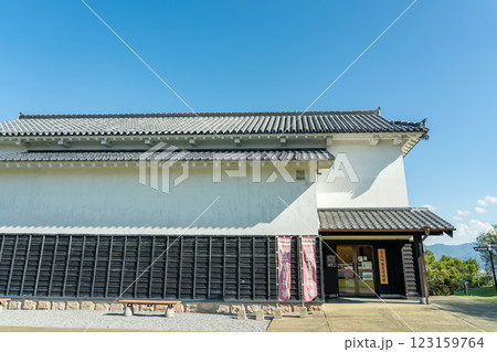 熊本県天草郡苓北町　天然の要害である富岡城にある苓北町歴史資料館の入り口 123159764
