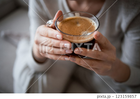 Female hands holding a cup of freshly brewed coffee at home 123159857