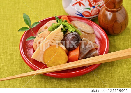 野菜の煮物、たけのこ、菜の花、レンコン、椎茸、ニンジン、ごぼう、大根、蒟蒻、がんもどき、煮しめ。 123159902