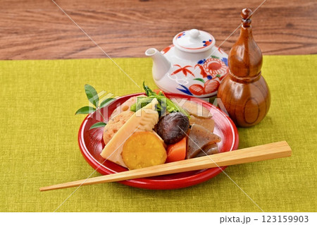 野菜の煮物、たけのこ、菜の花、レンコン、椎茸、ニンジン、ごぼう、大根、蒟蒻、がんもどき、煮しめ。 123159903