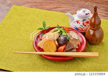 野菜の煮物、たけのこ、菜の花、レンコン、椎茸、ニンジン、ごぼう、大根、蒟蒻、がんもどき、煮しめ。 野菜の煮物、たけのこ、菜の花、レンコン、椎茸、ニンジン、ごぼう、大根、蒟蒻、がんもどき、煮しめ。 123159904