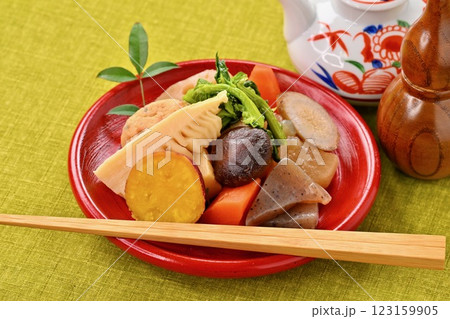 野菜の煮物、たけのこ、菜の花、レンコン、椎茸、ニンジン、ごぼう、大根、蒟蒻、がんもどき、煮しめ。 野菜の煮物、たけのこ、菜の花、レンコン、椎茸、ニンジン、ごぼう、大根、蒟蒻、がんもどき、煮しめ。 123159905