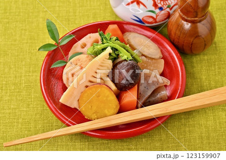 野菜の煮物、たけのこ、菜の花、レンコン、椎茸、ニンジン、ごぼう、大根、蒟蒻、がんもどき、煮しめ。 野菜の煮物、たけのこ、菜の花、レンコン、椎茸、ニンジン、ごぼう、大根、蒟蒻、がんもどき、煮しめ。 123159907