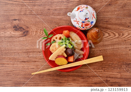 野菜の煮物、たけのこ、菜の花、レンコン、椎茸、ニンジン、ごぼう、大根、蒟蒻、がんもどき、煮しめ。 野菜の煮物、たけのこ、菜の花、レンコン、椎茸、ニンジン、ごぼう、大根、蒟蒻、がんもどき、煮しめ。 123159913