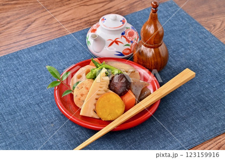 野菜の煮物、たけのこ、菜の花、レンコン、椎茸、ニンジン、ごぼう、大根、蒟蒻、がんもどき、煮しめ。 123159916