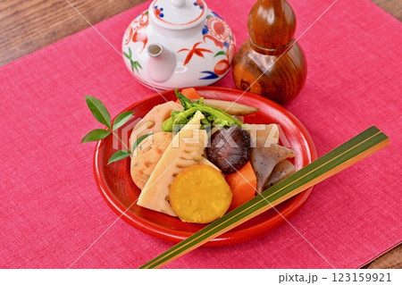野菜の煮物、たけのこ、菜の花、レンコン、椎茸、ニンジン、ごぼう、大根、蒟蒻、がんもどき、煮しめ。 野菜の煮物、たけのこ、菜の花、レンコン、椎茸、ニンジン、ごぼう、大根、蒟蒻、がんもどき、煮しめ。 123159921